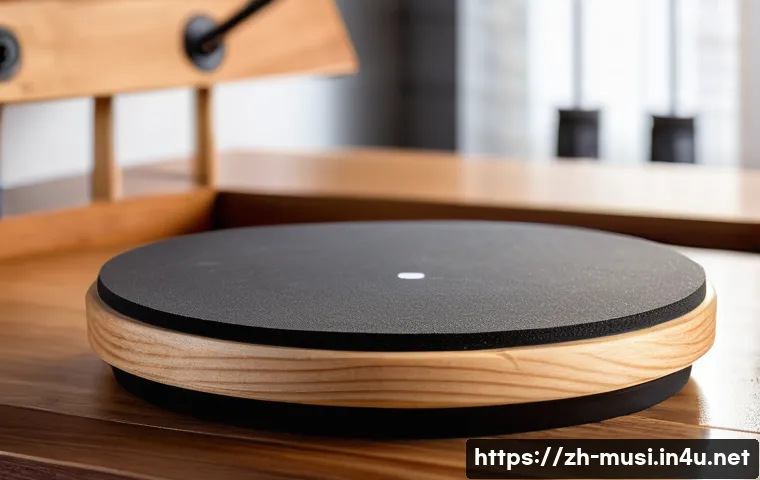 드럼 연습 패드 추천 - A detailed close-up of a high-quality rubber drum practice pad placed on a wooden table, showing its...